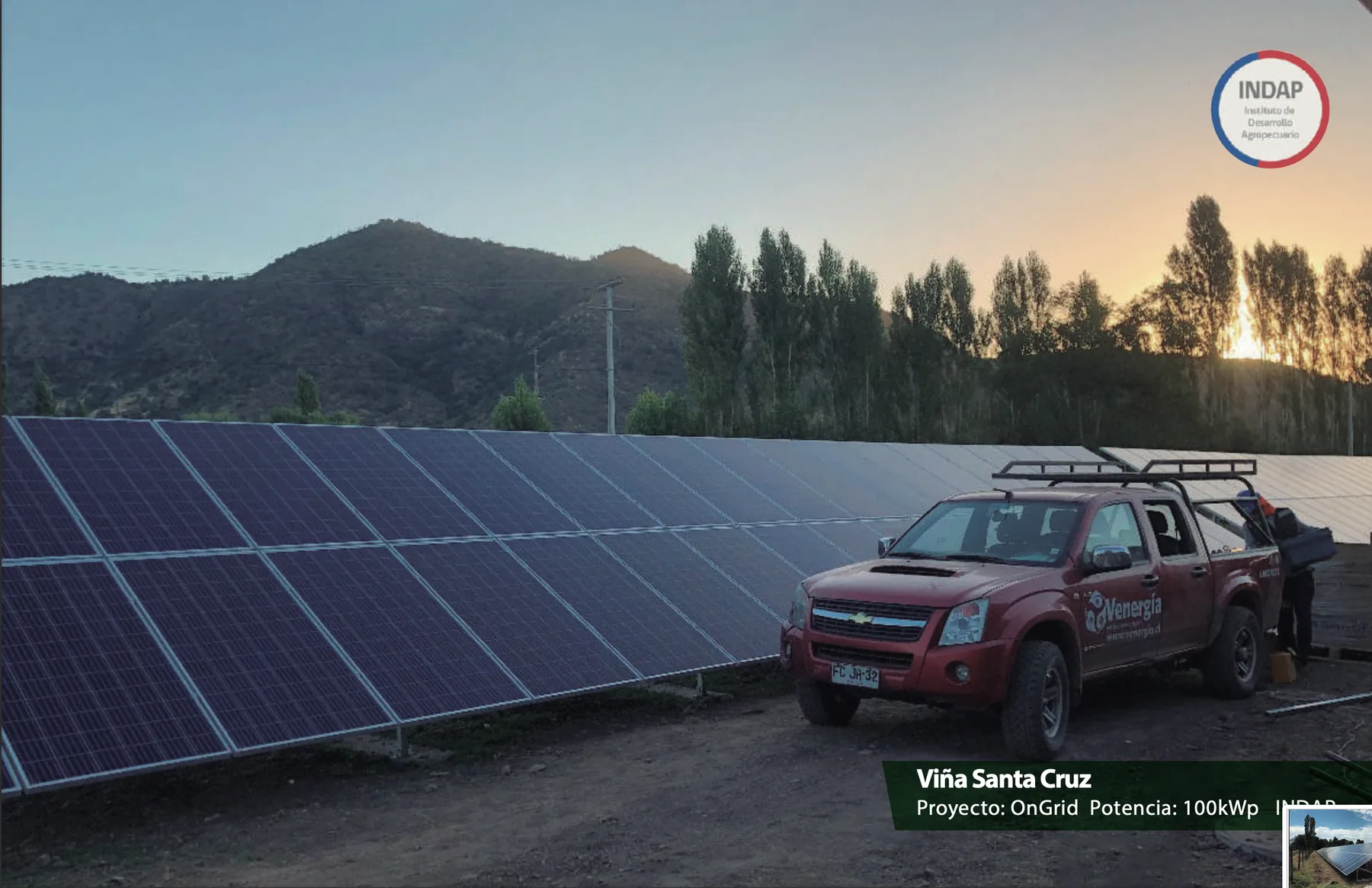 Instalación fotovoltaica de Venergía en Viña Santa Cruz, con módulos solares y vehículo de trabajo al atardecer